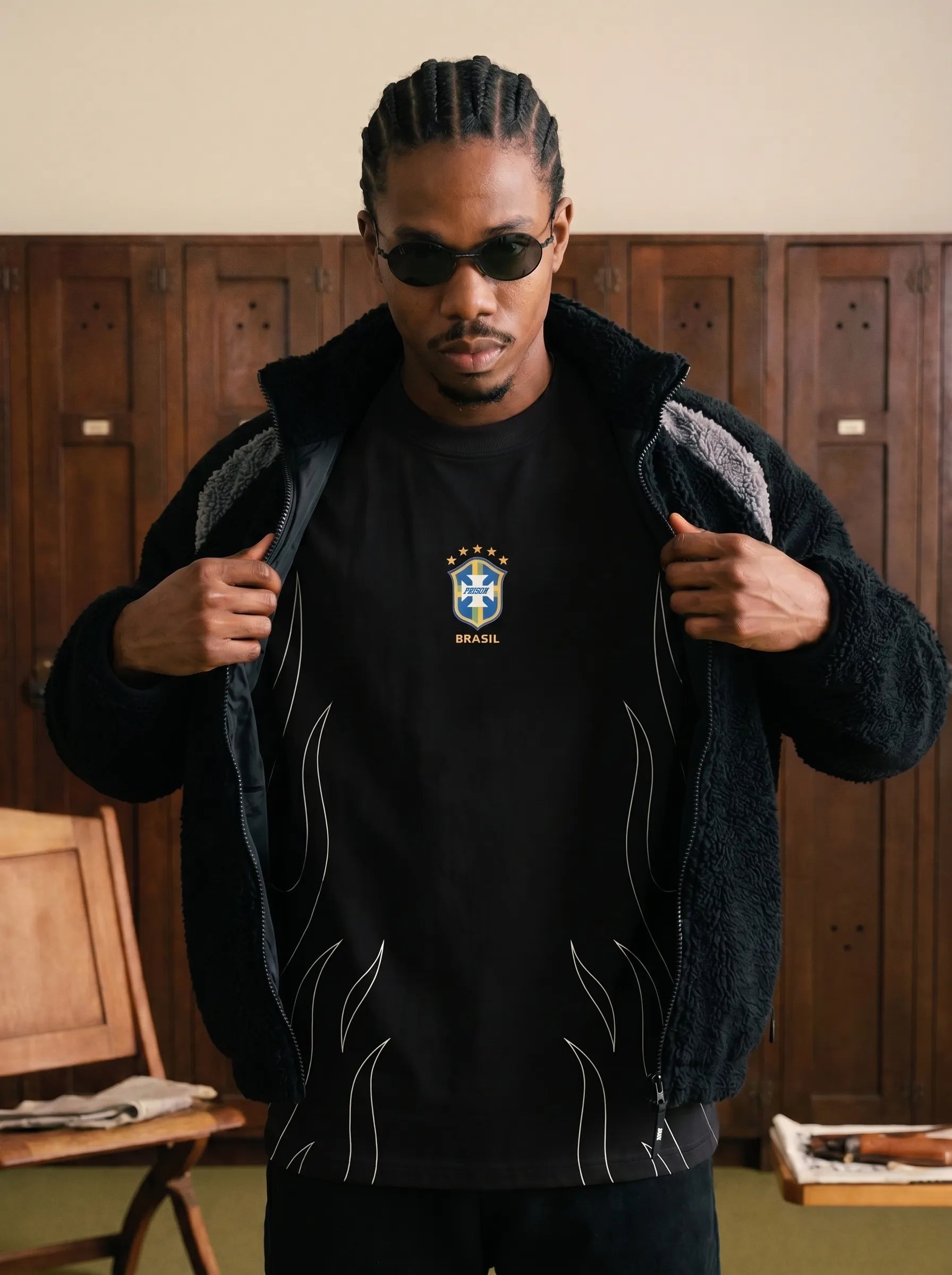 Look blokecore com camiseta do Brasil oversized preta e jaqueta sherpa, PRISON