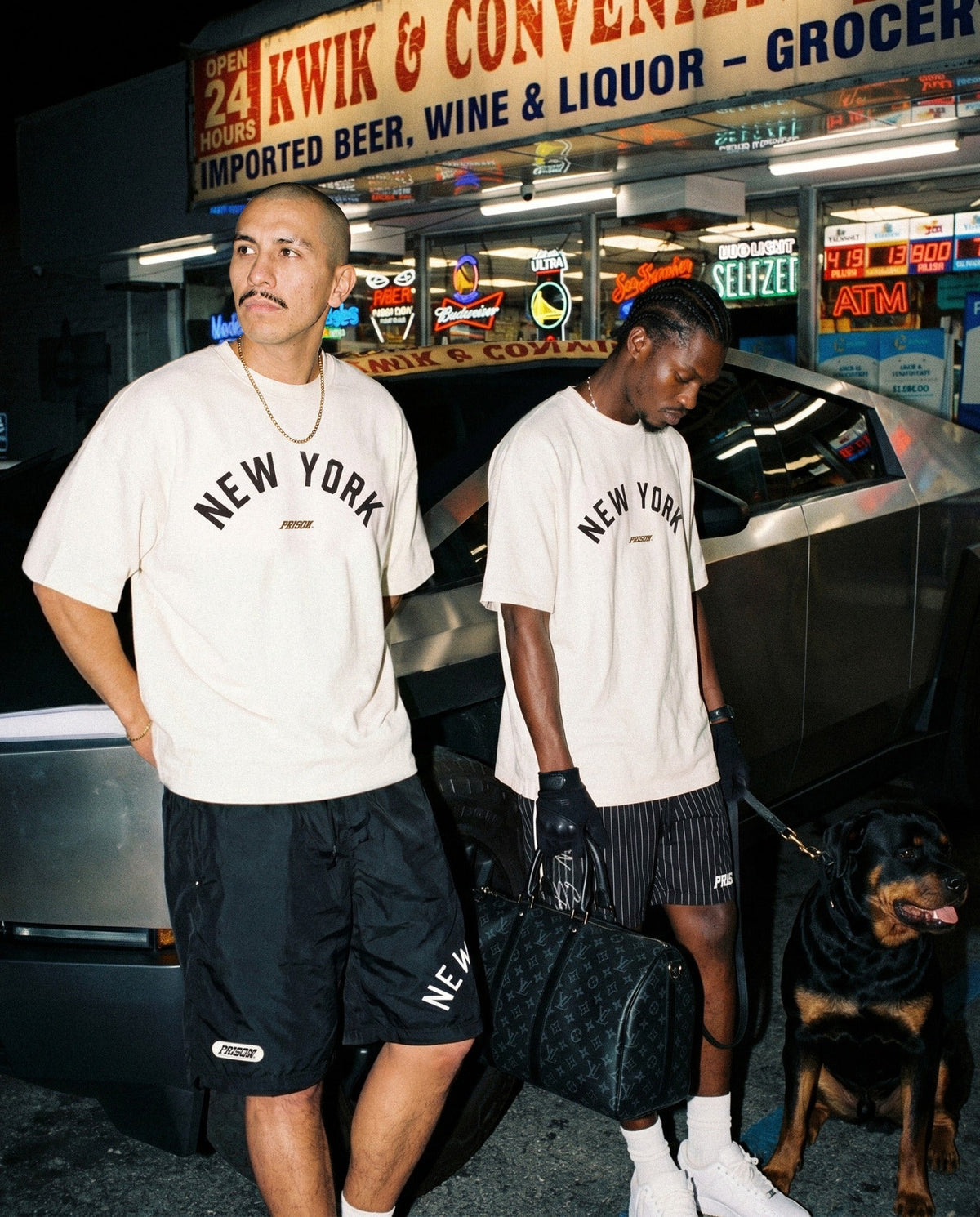 Dois modelos vestindo camiseta oversized PRISON New York em look streetwear