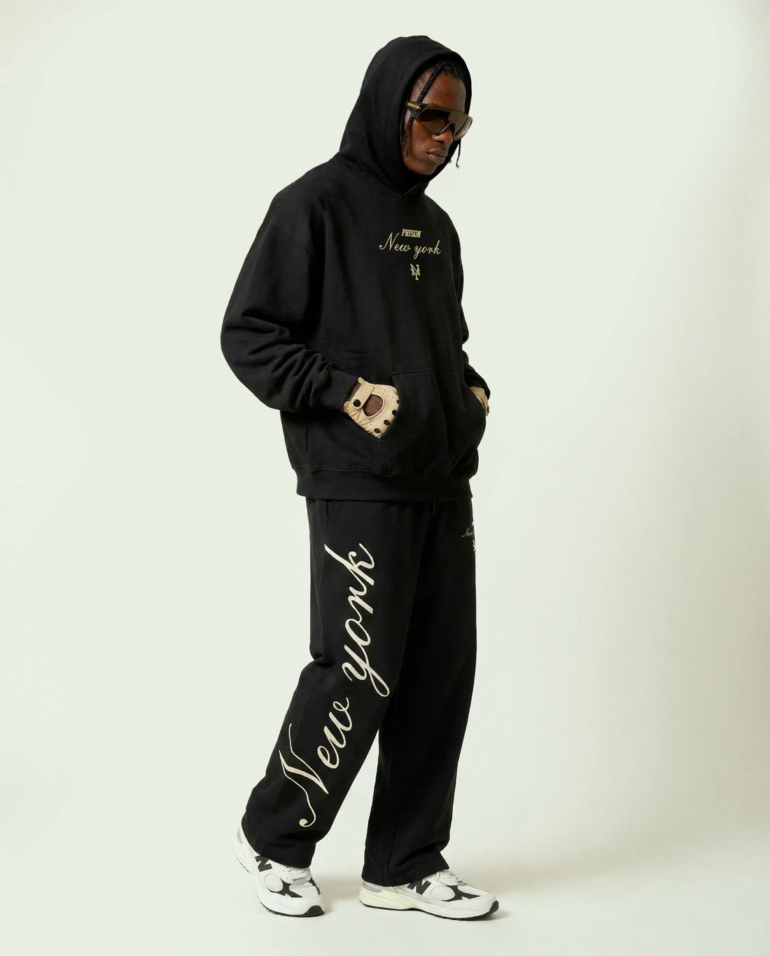 Modelo PRISON usando calça baggy masculina preta