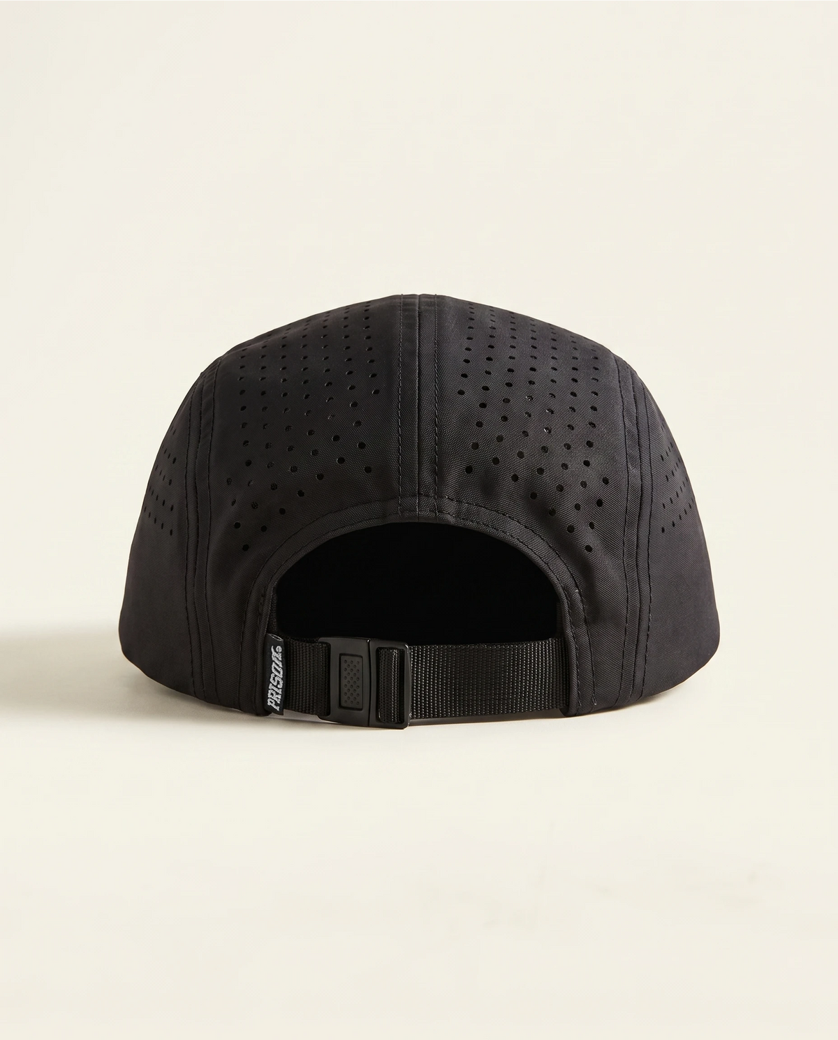 Boné five panel preto PRISON® com fechamento strapback ajustável visto por trás