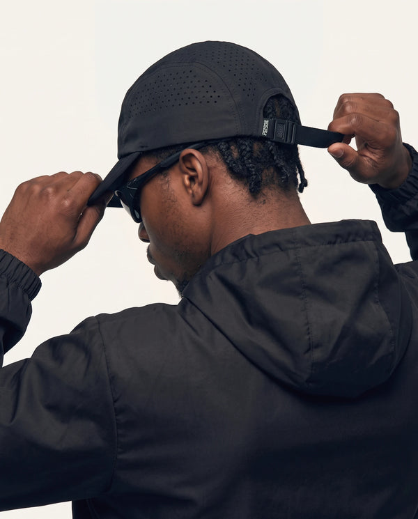Boné five panel preto PRISON® no modelo, vista das costas com ajuste strapback