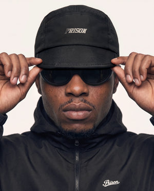 Boné five panel aba curta preto PRISON® no modelo, vista frontal