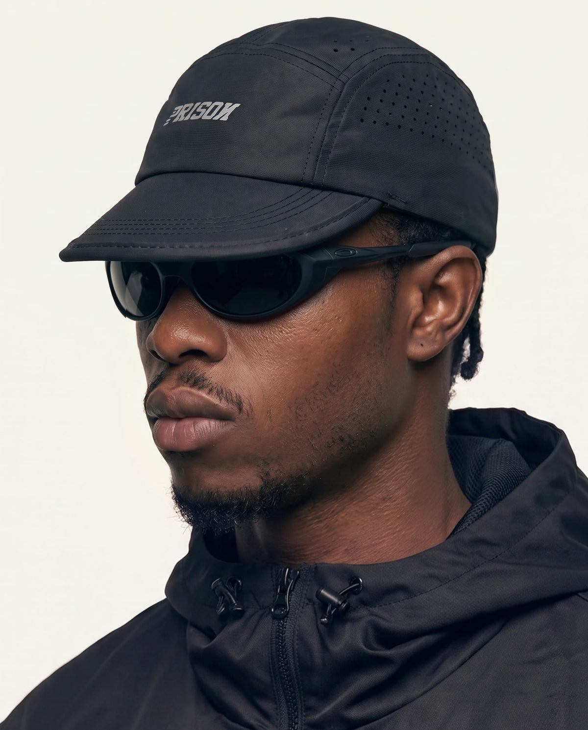 Boné five panel aba curta preto PRISON® no modelo, vista de perfil