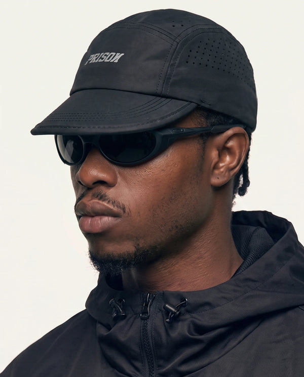Boné five panel aba curta preto PRISON® no modelo, vista de perfil