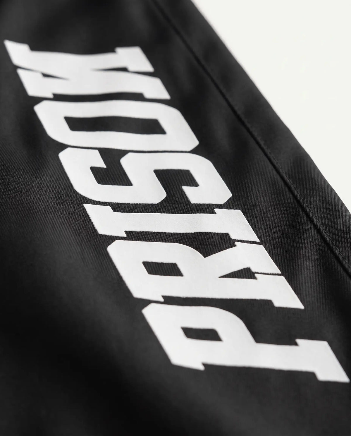 Estampa exclusiva PRISON na calça baggy tactel preta