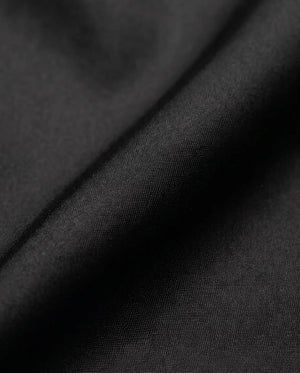 Detalhe do tecido tactel corta-vento da calça baggy preta