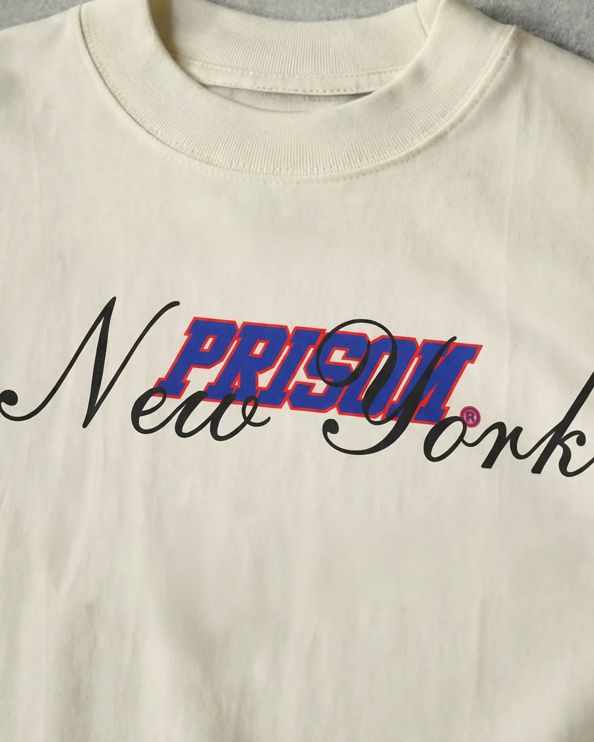 Camiseta oversized New York Script off-white PRISON® foto still