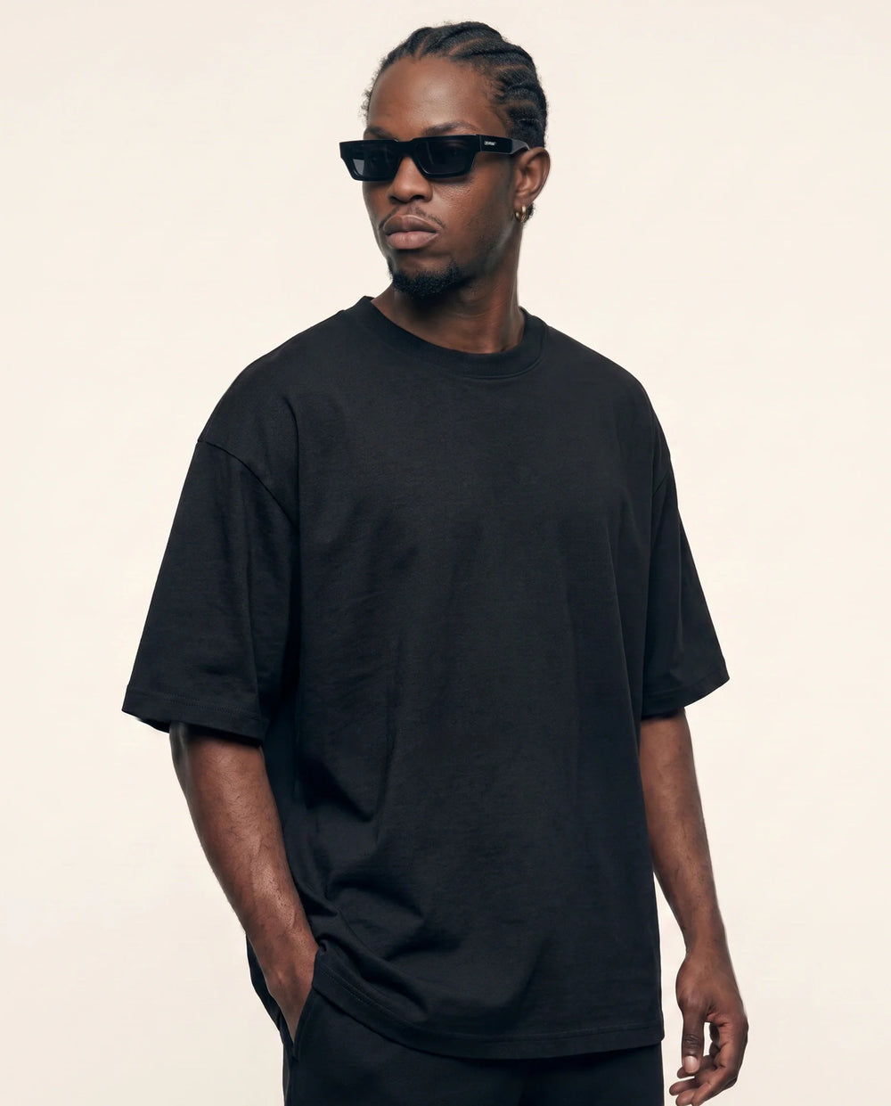Camiseta oversized preta lisa boxy — frente