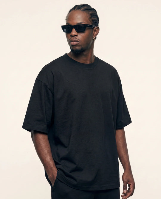 Camiseta oversized preta lisa boxy — frente