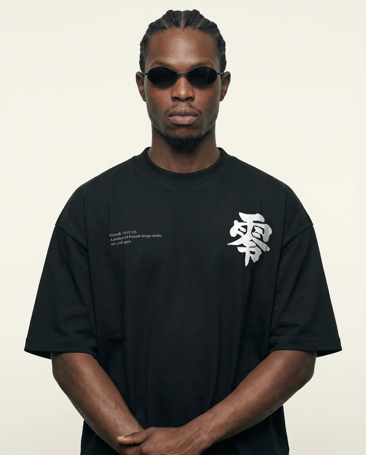 Camiseta Oversized Kanji Zero Preta no modelo