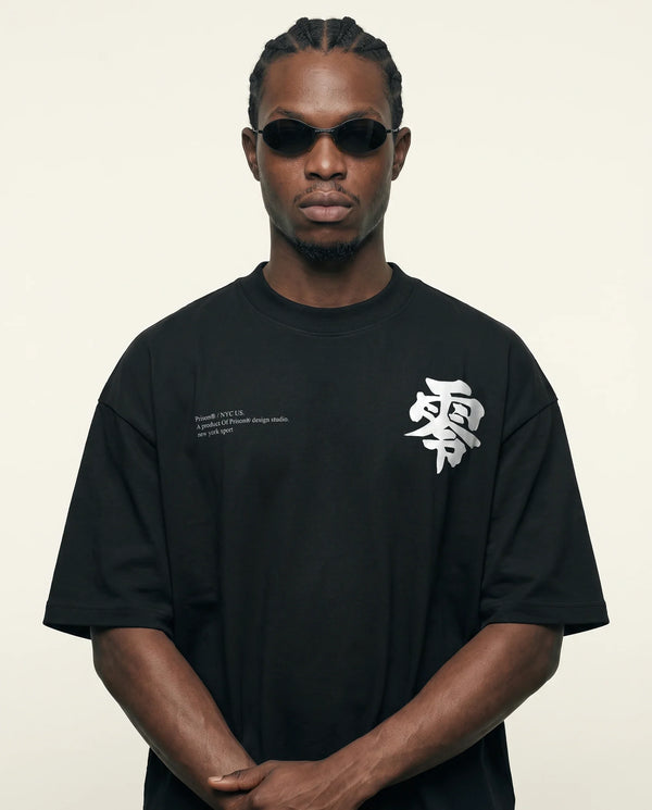 Camiseta Oversized Kanji Zero Preta no modelo