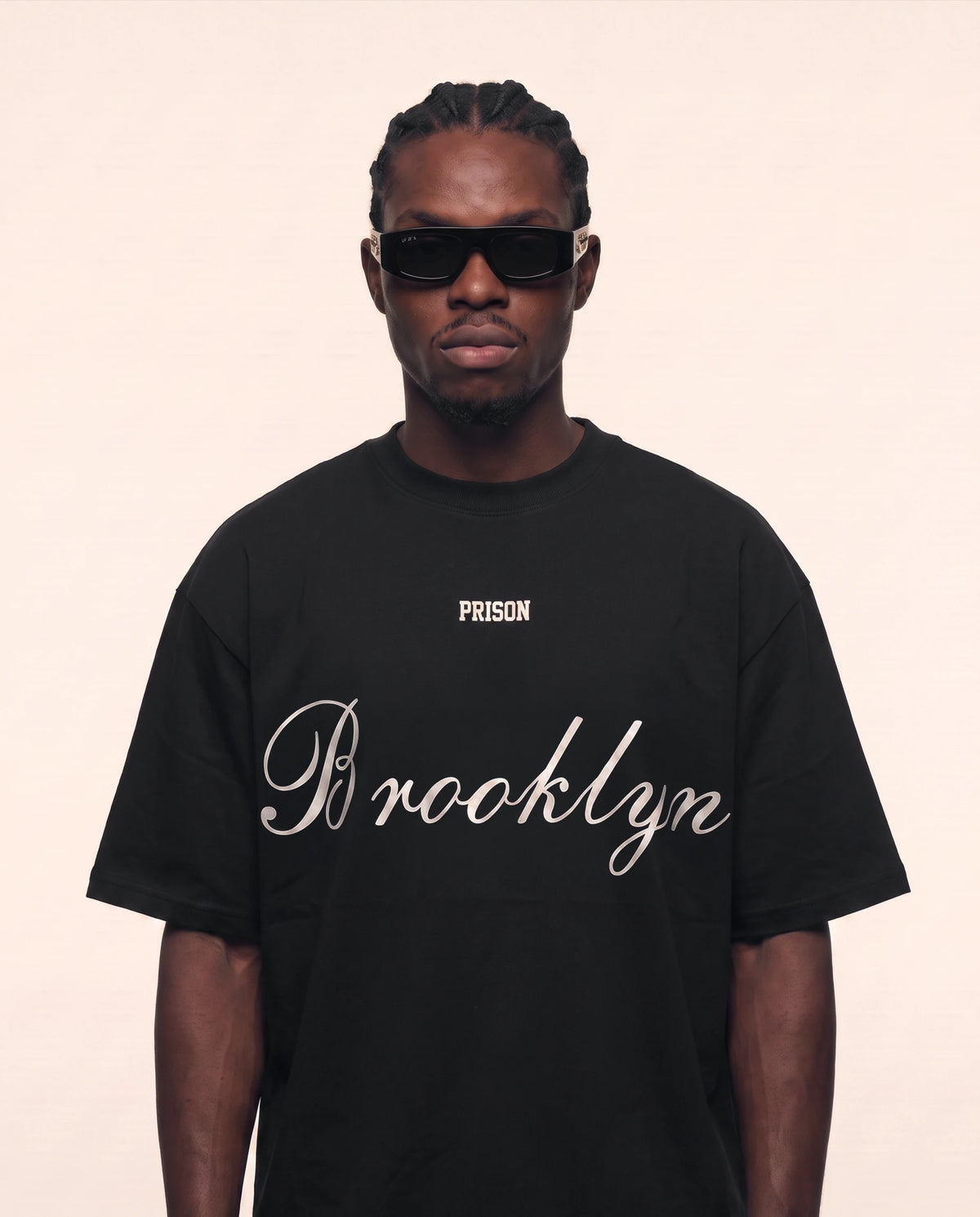 Modelo vestindo a camiseta oversized preta Brooklyn Prison
