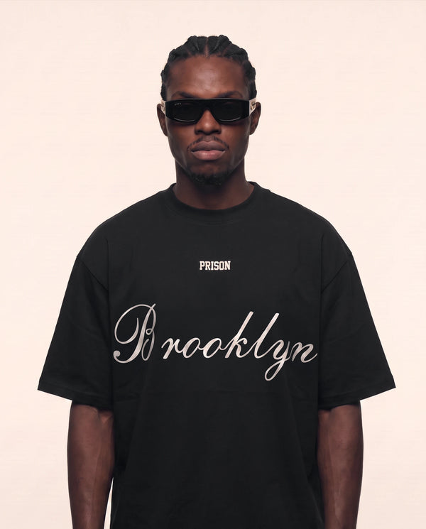 Modelo vestindo a camiseta oversized preta Brooklyn Prison