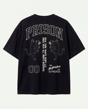 Costas da camiseta oversized NY Varsity Prison preta com arco varsity e panteras.