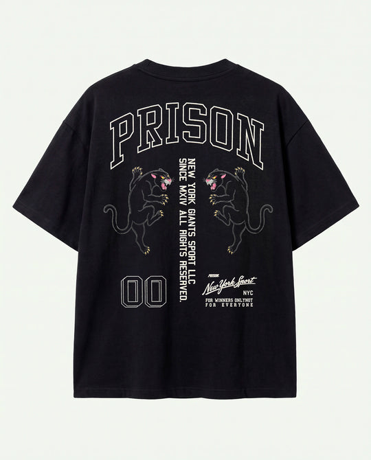 Camiseta oversized NY Varsity Prison preta estendida com arco em contorno no peito.