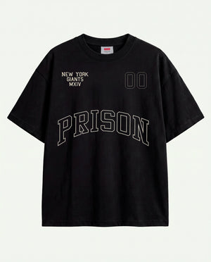 Camiseta oversized NY Varsity Prison preta estendida com arco em contorno no peito.