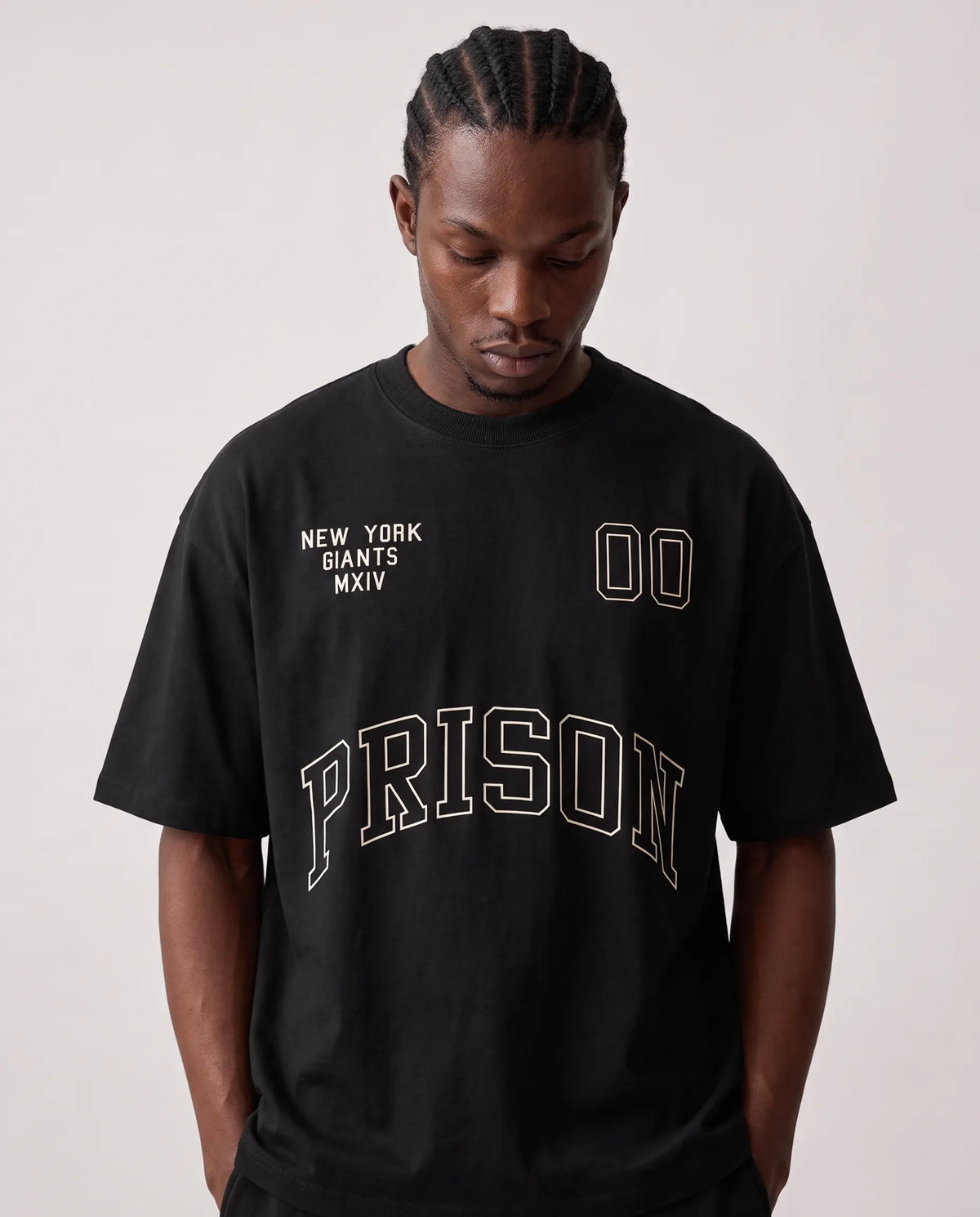Modelo vestindo a camiseta oversized NY Varsity Prison preta, vista frontal.