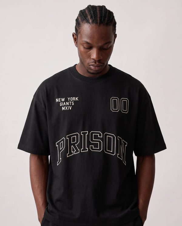 Modelo vestindo a camiseta oversized NY Varsity Prison preta, vista frontal.