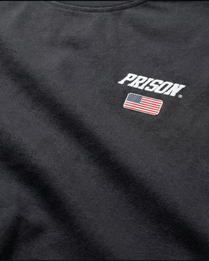 Camiseta oversized Flag Logo EUA preta PRISON® detalhe do logo