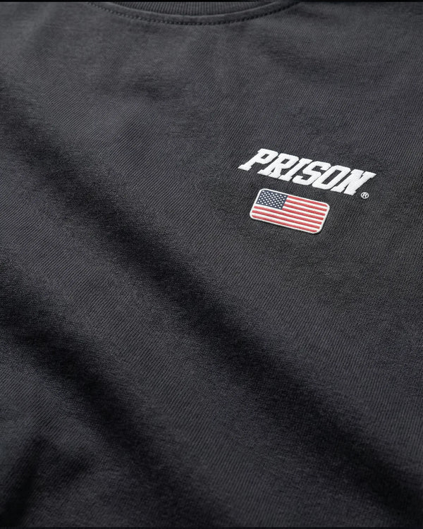 Camiseta oversized Flag Logo EUA preta PRISON® detalhe do logo