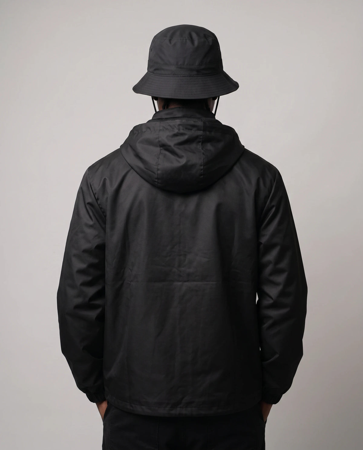 Costas da jaqueta corta-vento masculina preta Prison
