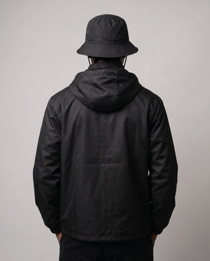 Costas da jaqueta corta-vento masculina preta Prison