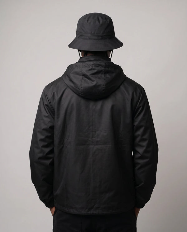 Costas da jaqueta corta-vento masculina preta Prison