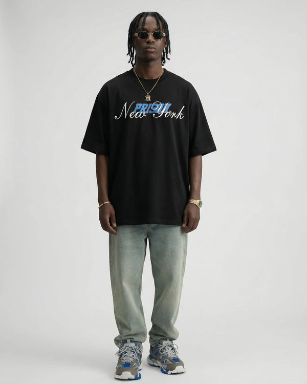 Camiseta oversized New York Script preta PRISON® no modelo vista frontal