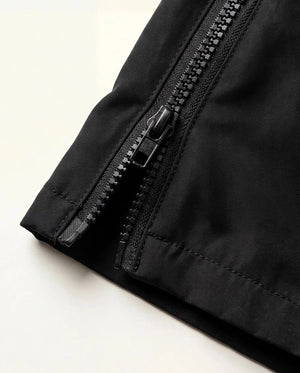 Detalhe do zíper lateral da barra da calça baggy masculina preta Prison