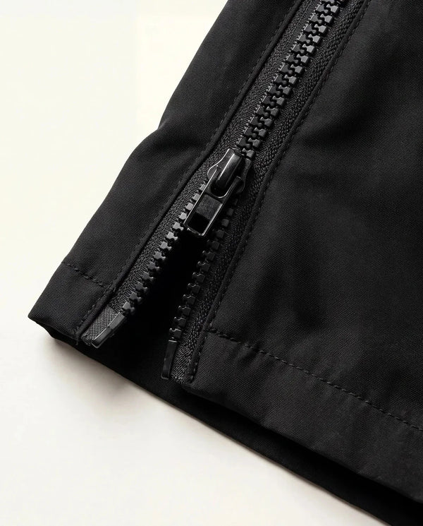 Detalhe do zíper lateral da barra da calça baggy masculina preta Prison