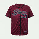 Camisa de Baseball Jersey 23 Vinho PRISON® de frente, com escrita Prison e número 23 de contorno claro, botões e acabamentos pretos.