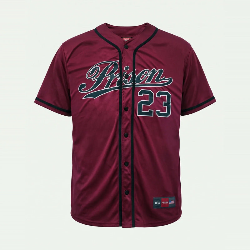 Camisa de Baseball Jersey 23 Vinho PRISON® de frente, com escrita Prison e número 23 de contorno claro, botões e acabamentos pretos.
