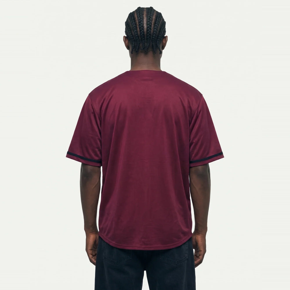 Camisa de Baseball Jersey 23 Vinho PRISON® de frente, com escrita Prison e número 23 de contorno claro, botões e acabamentos pretos.
