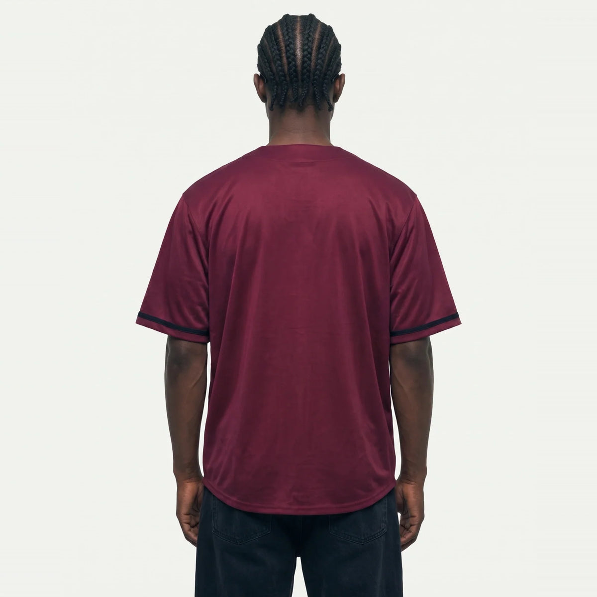 Jhon-1 veste a Camisa de Baseball Jersey 23 Vinho PRISON® de costas, sem estampa, com acabamentos pretos nas mangas e calça preta.