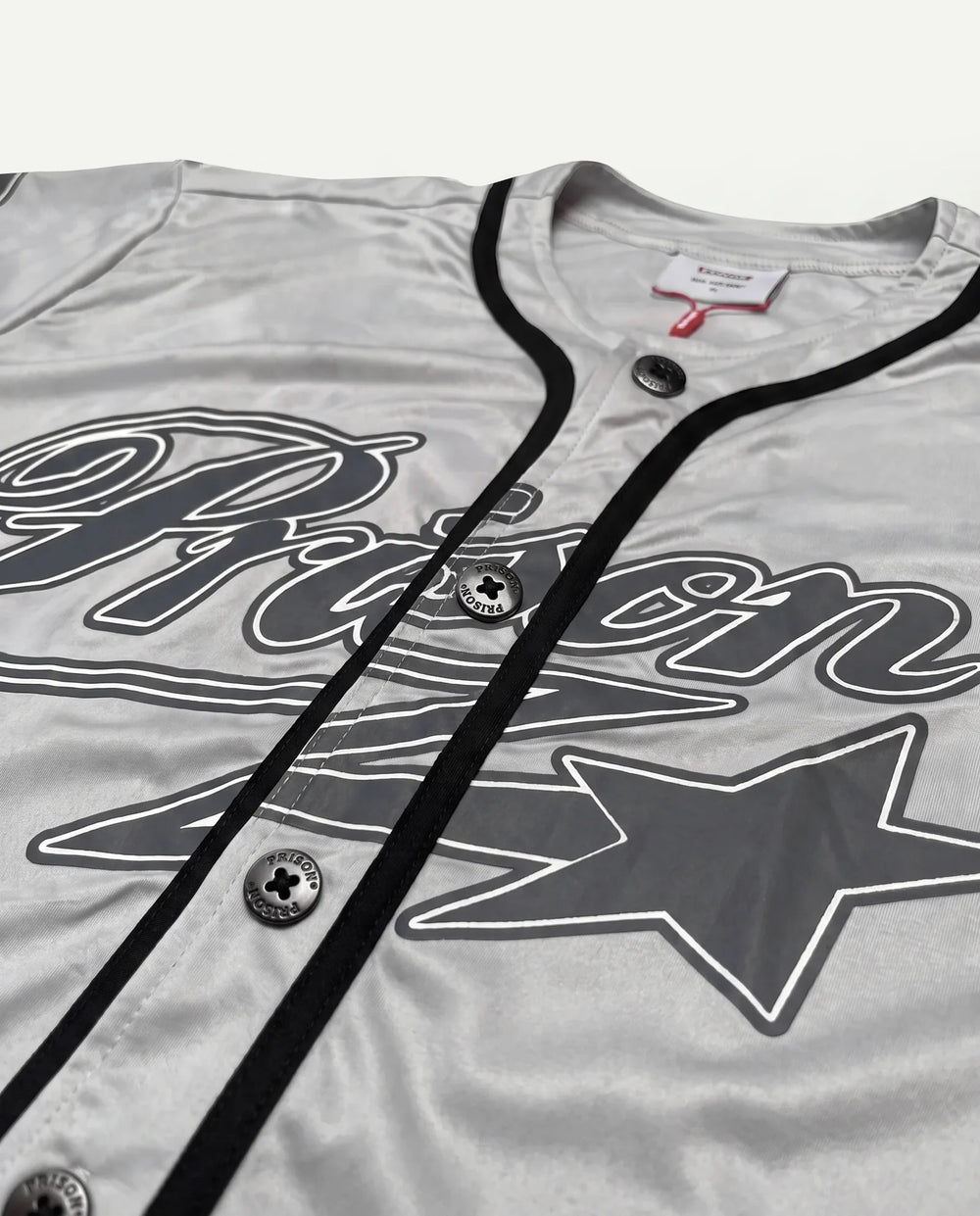 Camisa baseball masculina cinza Prison em detalhe do caimento