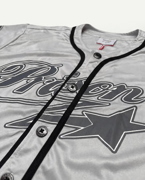 Detalhe do abotoamento frontal da camisa baseball masculina cinza Prison