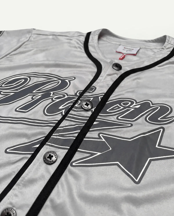 Detalhe do abotoamento frontal da camisa baseball masculina cinza Prison