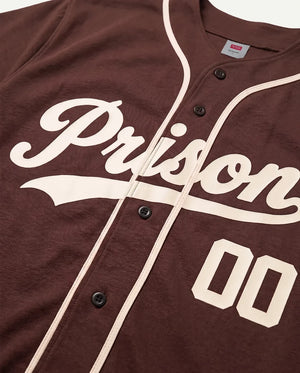 Detalhe da numeração 00 na camisa baseball masculina marrom Prison