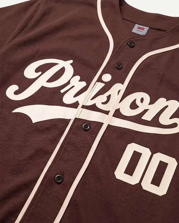 Detalhe da numeração 00 na camisa baseball masculina marrom Prison