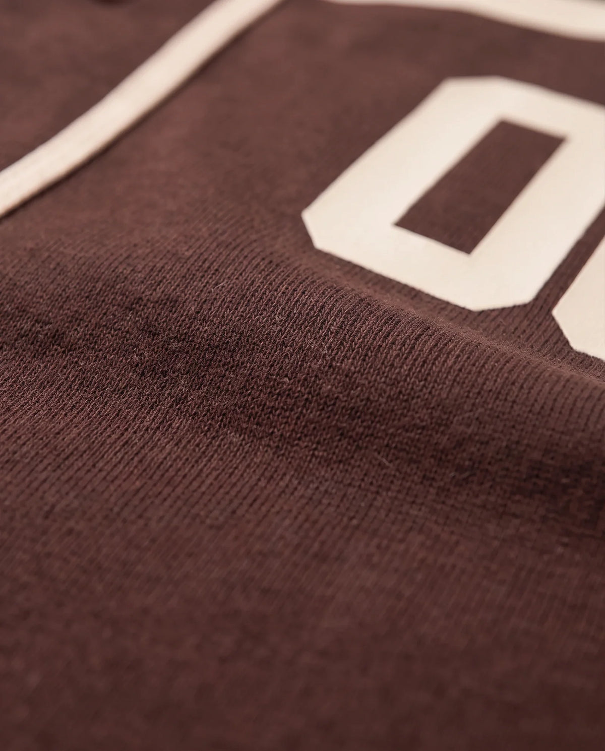 Detalhe do algodão 260g da camisa baseball masculina marrom Prison