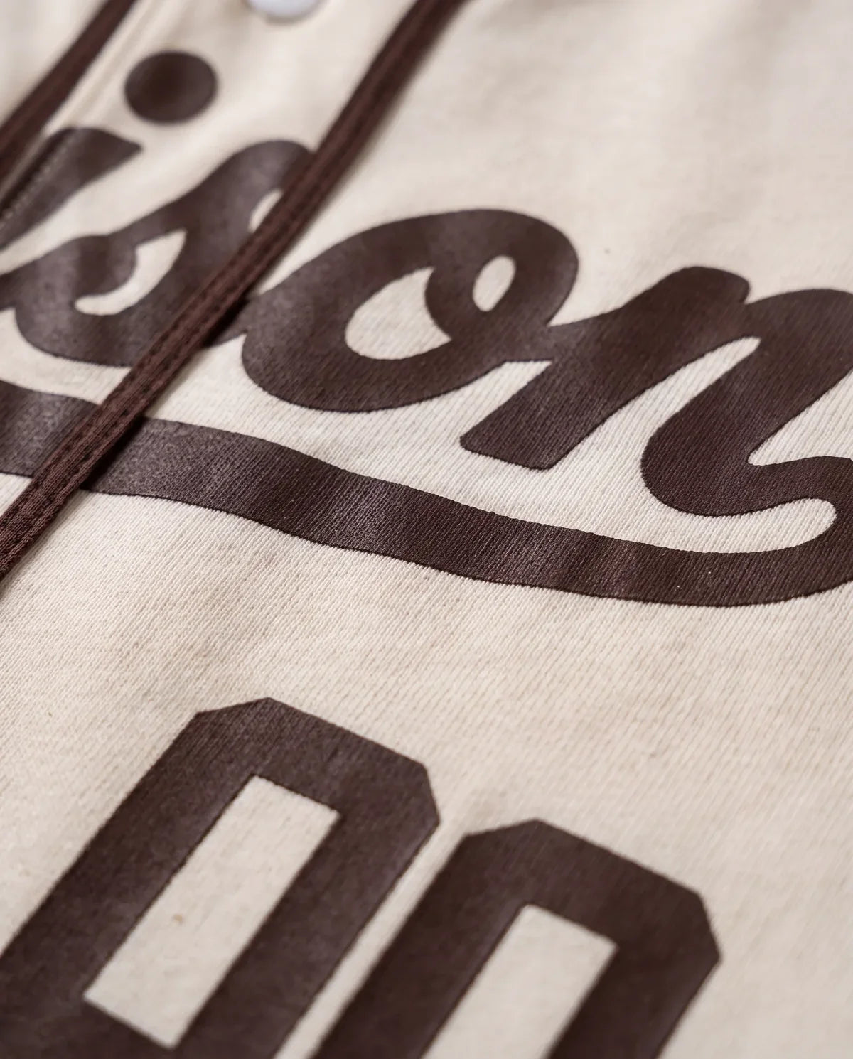 Detalhe do script Prison e da numeração 00 na camisa baseball off white