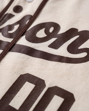 Detalhe do script Prison e da numeração 00 na camisa baseball off white