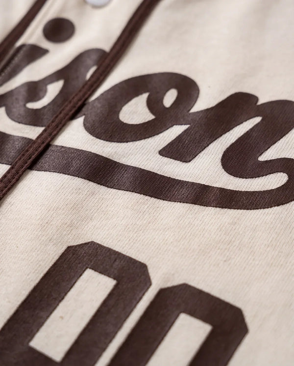 Detalhe do script Prison e da numeração 00 na camisa baseball off white