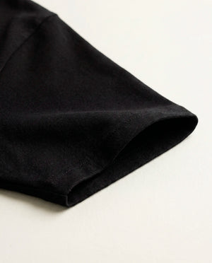 Detalhe da manga e da malha de algodão da camiseta oversized Darkness Prison preta.