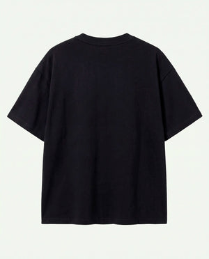 Costas da camiseta oversized Darkness Prison preta em composição minimalista.
