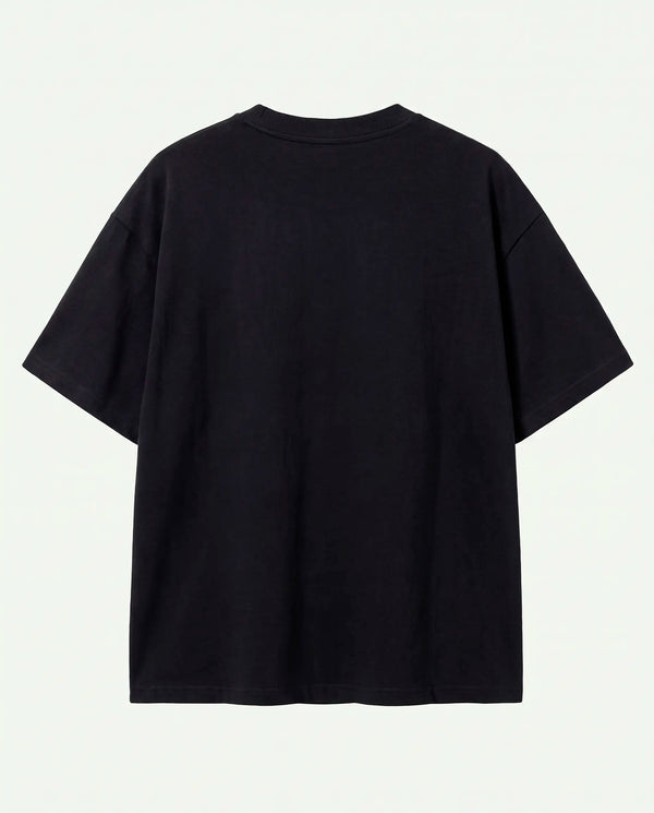 Costas da camiseta oversized Darkness Prison preta em composição minimalista.