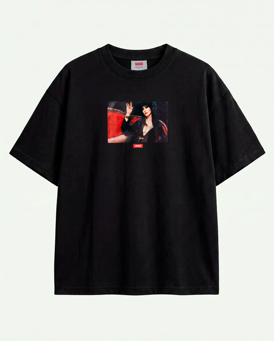 Camiseta oversized Darkness Prison preta estendida com print fotográfico vermelho no peito.