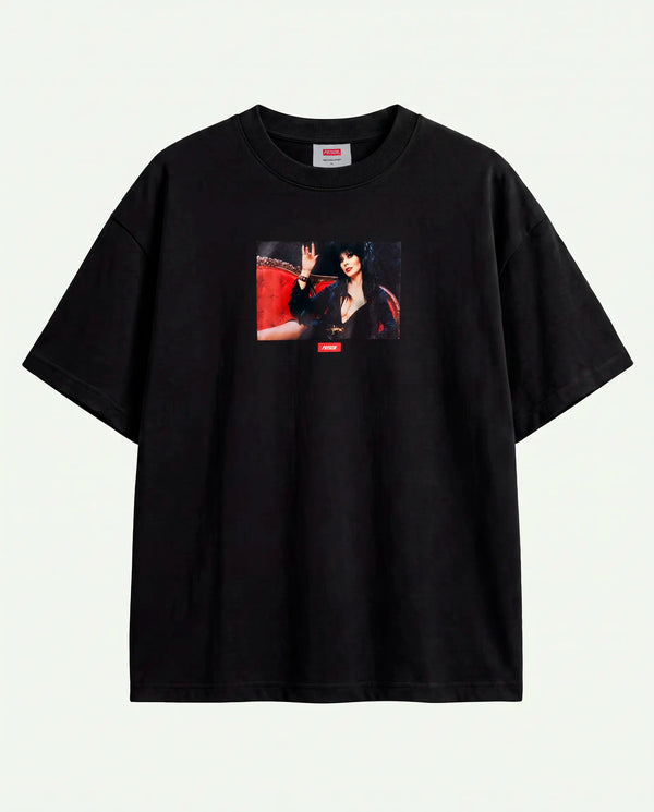 Camiseta oversized Darkness Prison preta estendida com print fotográfico vermelho no peito.