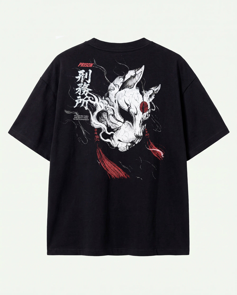 Modelo de costas mostrando a estampa da raposa na camiseta oversized Kitsune Prison preta.