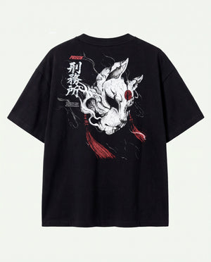 Costas da camiseta oversized Kitsune Prison preta com a máscara de raposa em traço de nanquim.